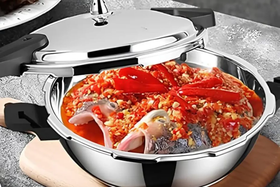 Uma refeição sendo preparada em uma panela de pressão pequena.