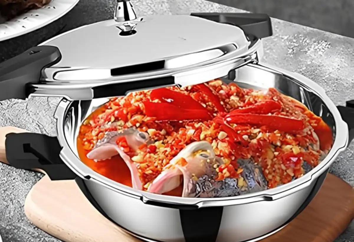 Uma refeição sendo preparada em uma panela de pressão pequena.