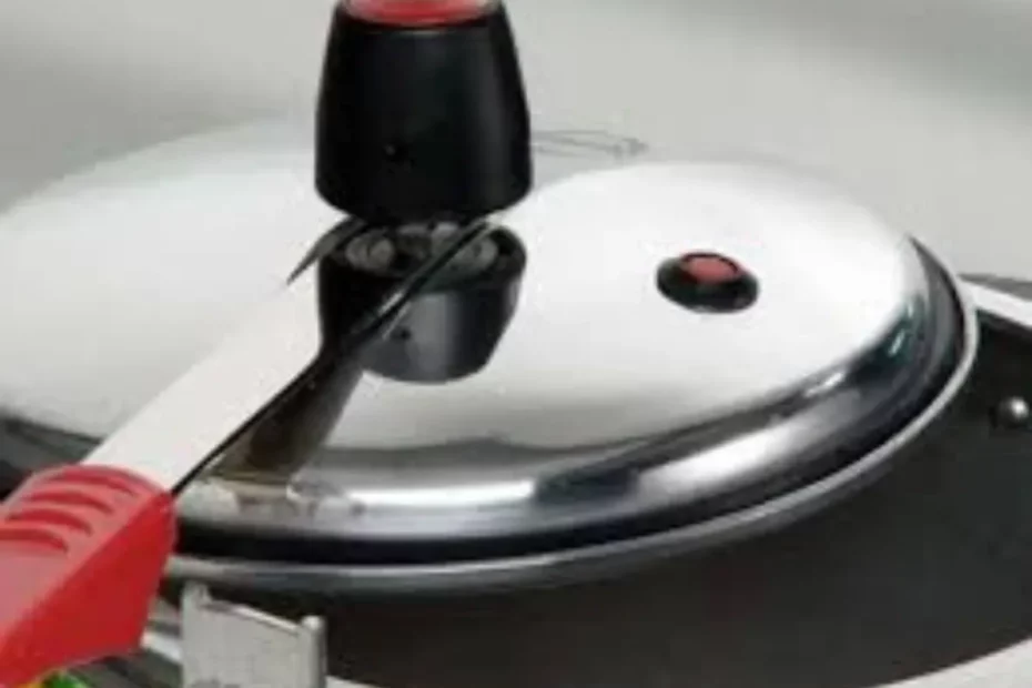 Uma panela de pressão sendo feita a troca do anel de vedação (borracha).