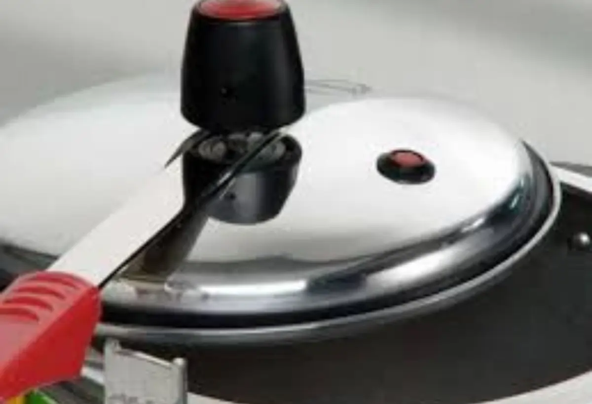 Uma panela de pressão sendo feita a troca do anel de vedação (borracha).