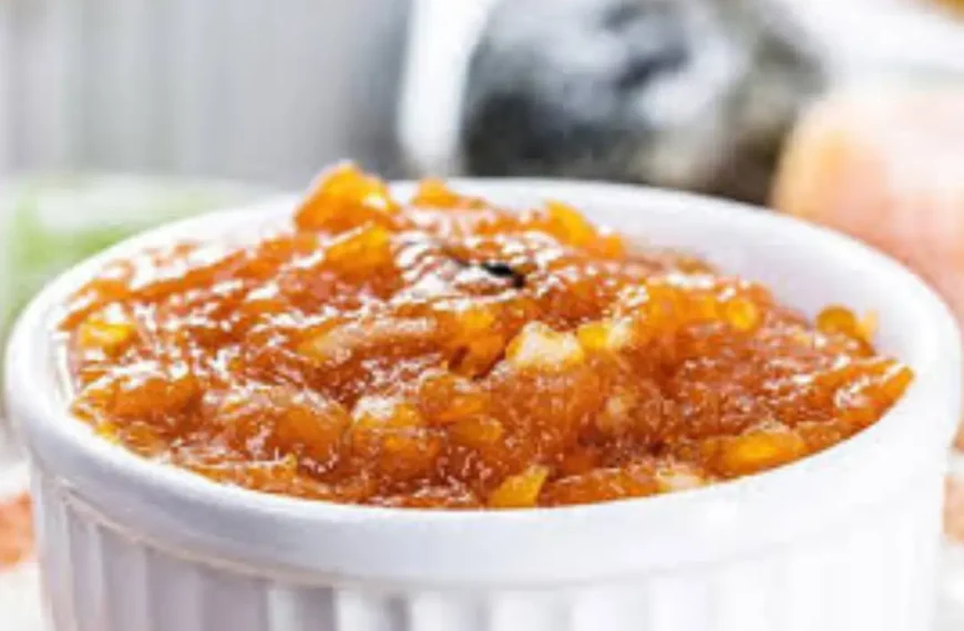 Uma tigela pequena com doce de abóbora feito na panela de pressão.