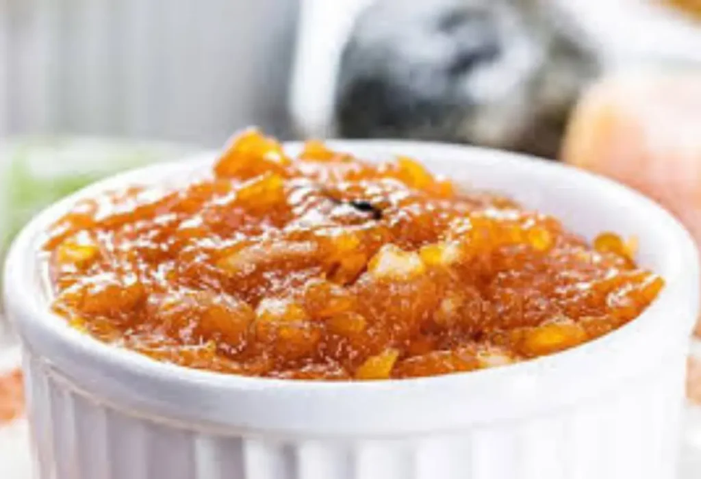 Uma tigela com doce de abóbora feito na panela de pressão.