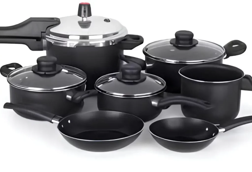 Um jogo de panela com panela de pressão incluso.