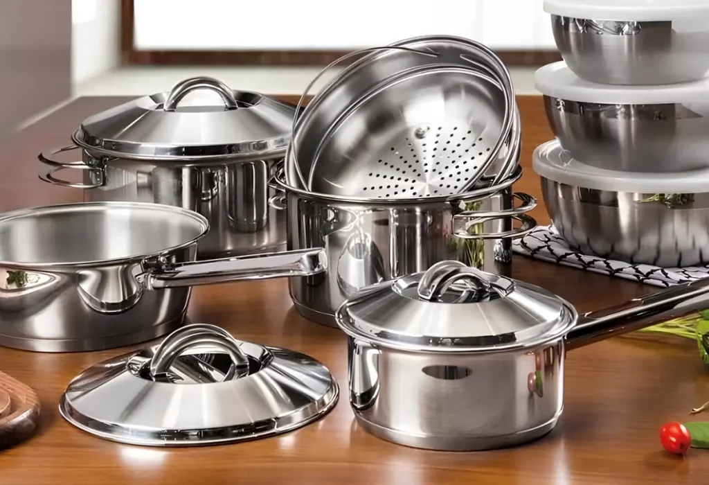 jogo de panelas em cima de uma mesa.