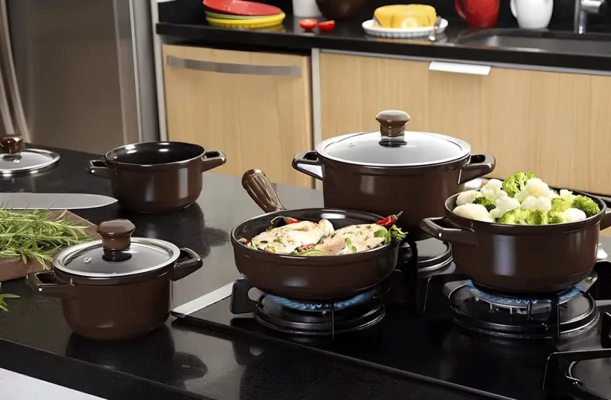 Uma cozinha com fogão e panelas em cima.