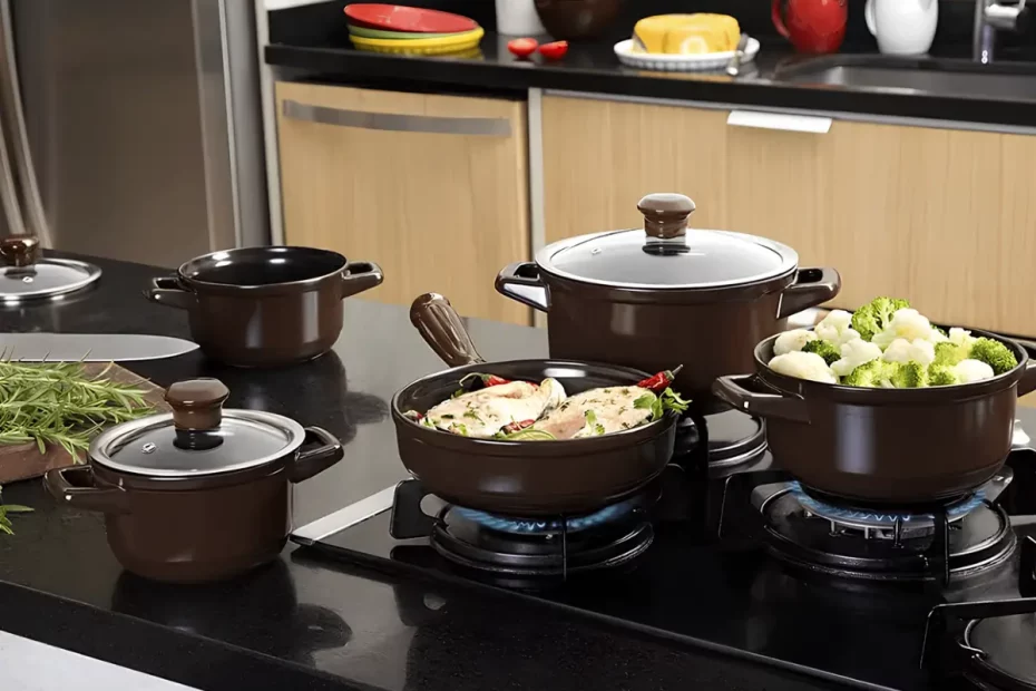 Uma cozinha com fogão e panelas em cima.