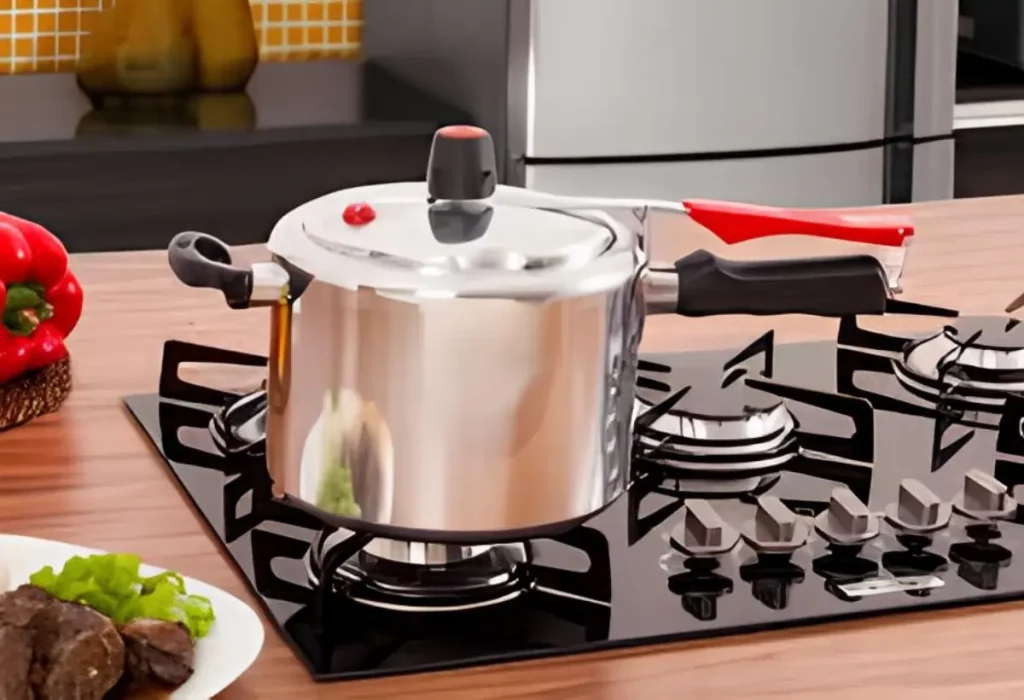 uma panela de pressão em cima de um fogão.