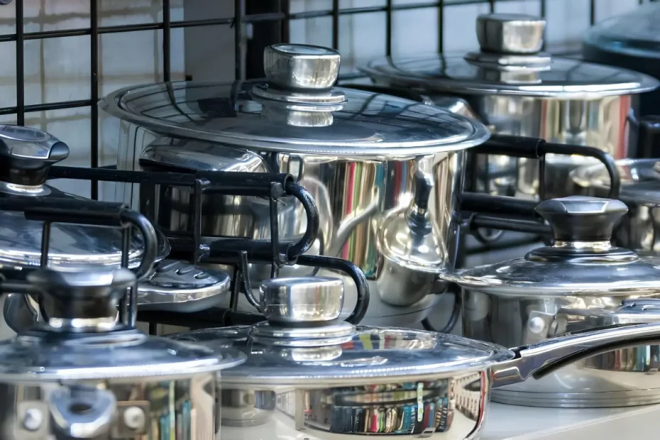 Jogo de panela de aço inox em cima de um fogão.