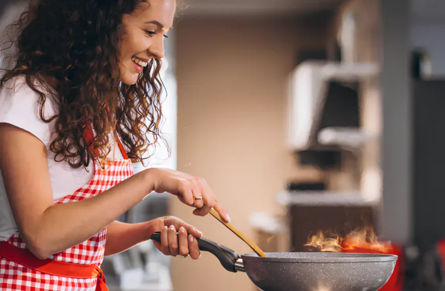 Uma mulher cozinhando.