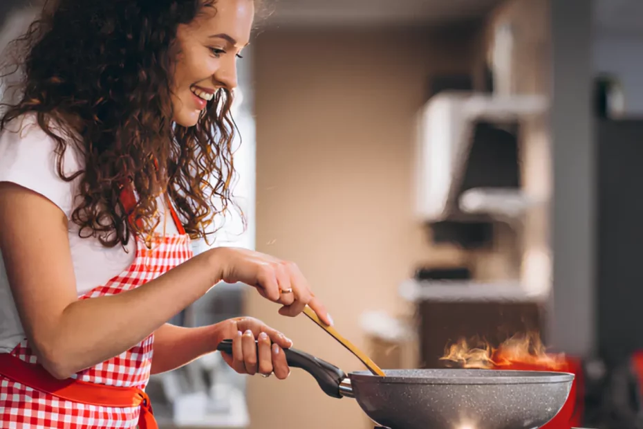 Uma mulher cozinhando.