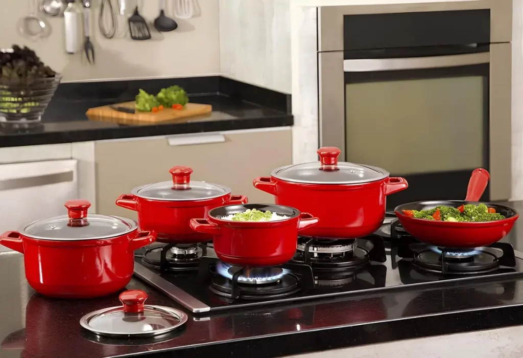 um jogo de panela em um fogão.