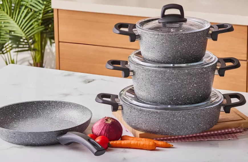 Panelas de granito em cima de uma mesa.