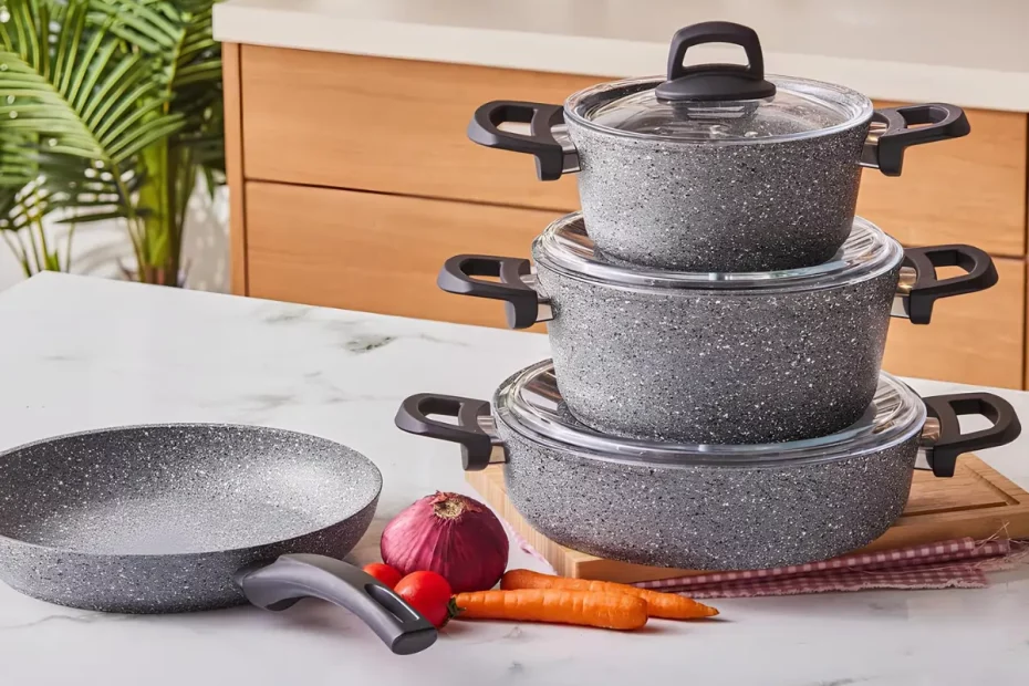 Panelas de granito em cima de uma mesa.