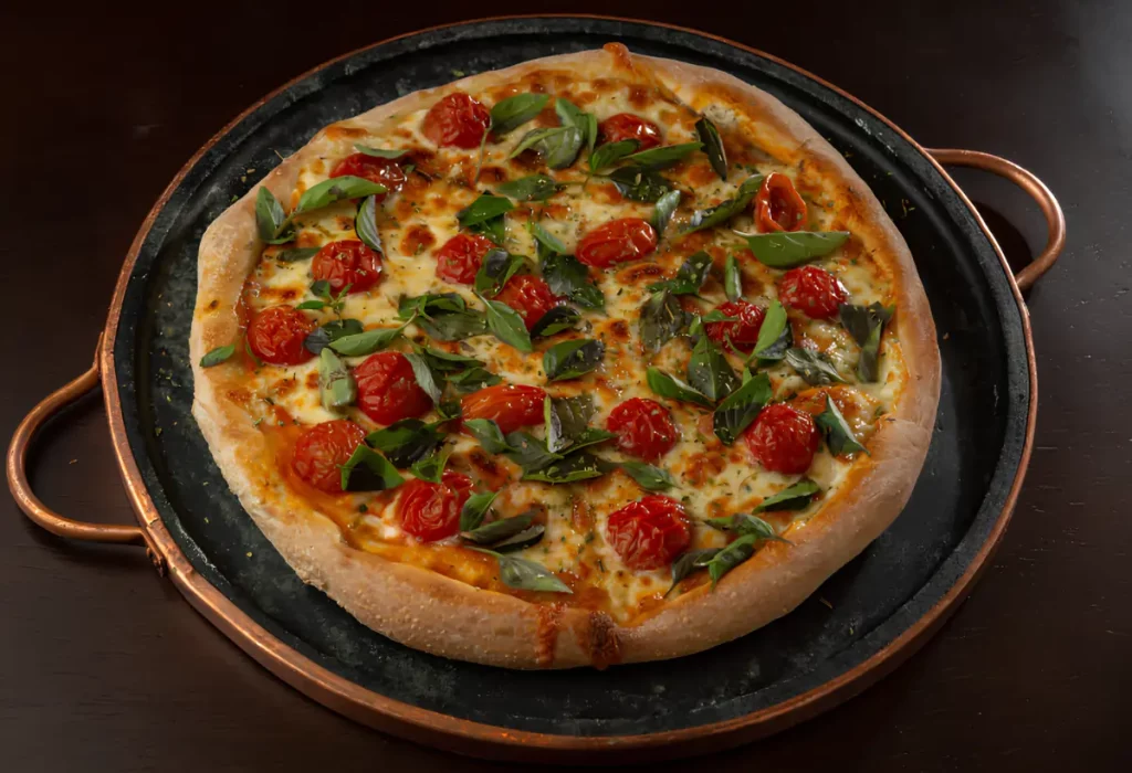 uma panela de pedra sabão com uma pizza dentro dela.