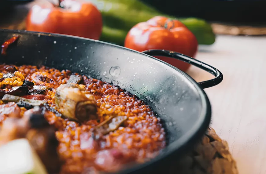 uma panela pedra sabão com uma comida pronta para ser servida.