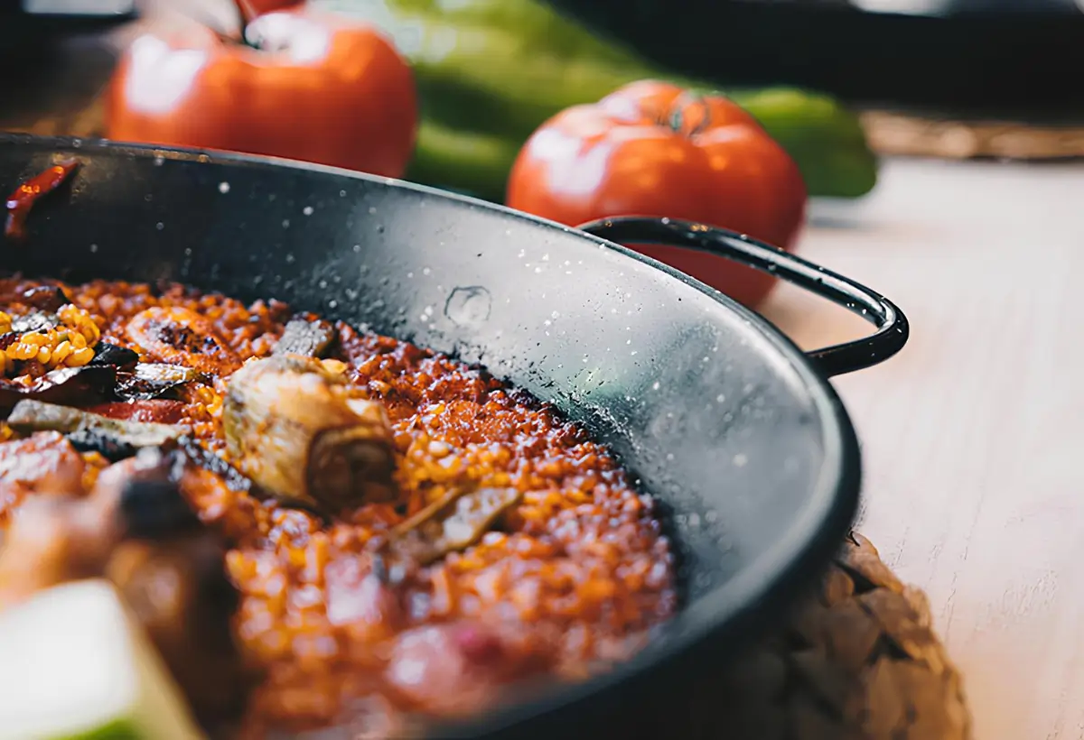 uma panela pedra sabão com uma comida pronta para ser servida.