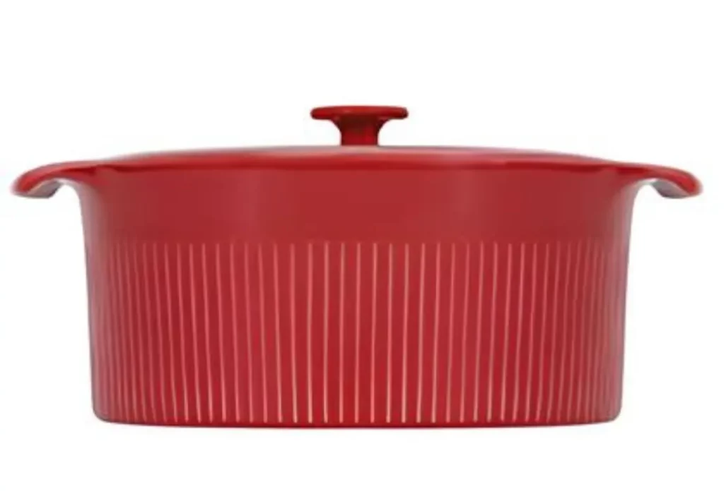 Uma panela grande de porcelana na cor vermelha.