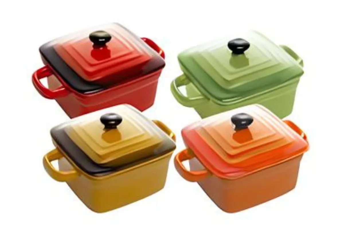 Quatro minis panelas de porcelana.