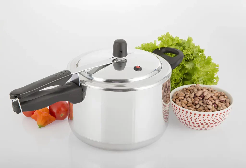 Uma panela de pressão de 10 litros em uma mesa.