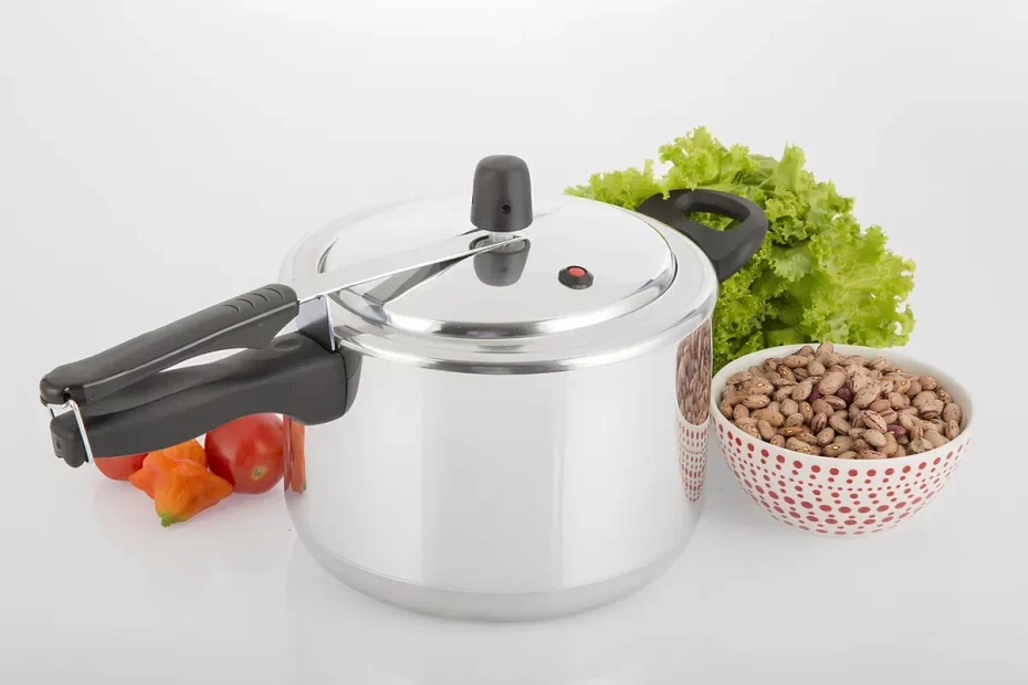 Uma panela de pressão de 10 litros em uma mesa.