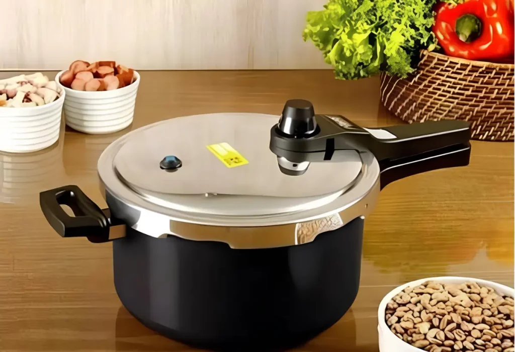 Uma panela de pressão de 4,5 litros.