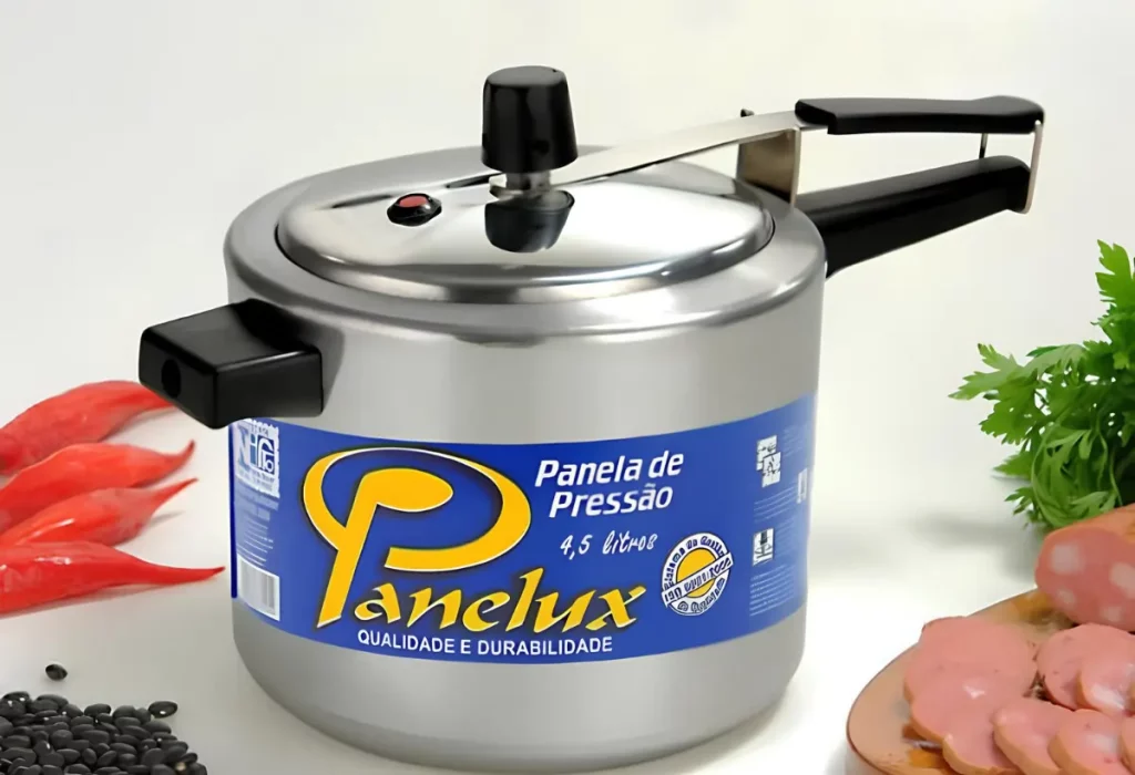 Uma panela de pressão de 4,5 litros.