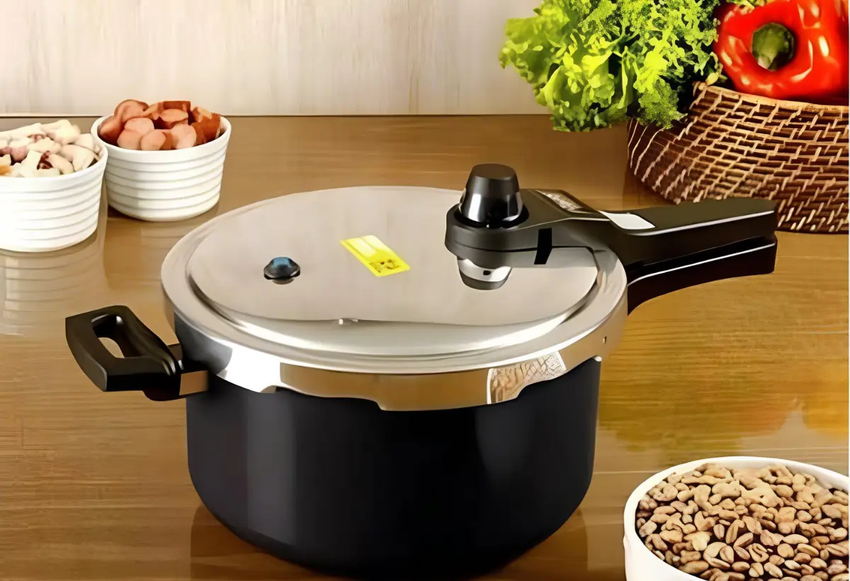 Uma panela de pressão de 4,5 litros.