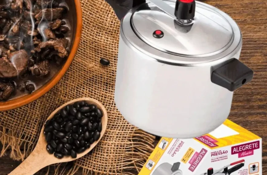 Uma panela de pressão da marca alegrette.