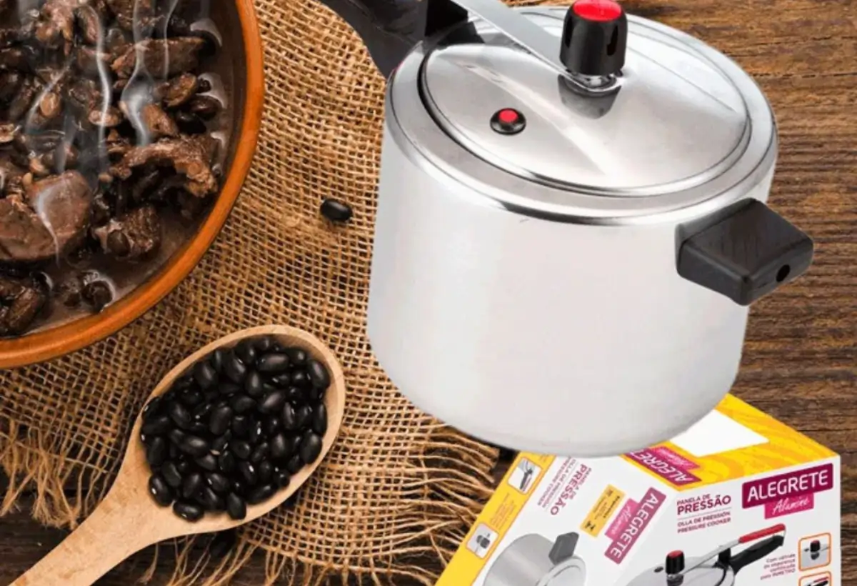 Uma panela de pressão da marca alegrette.