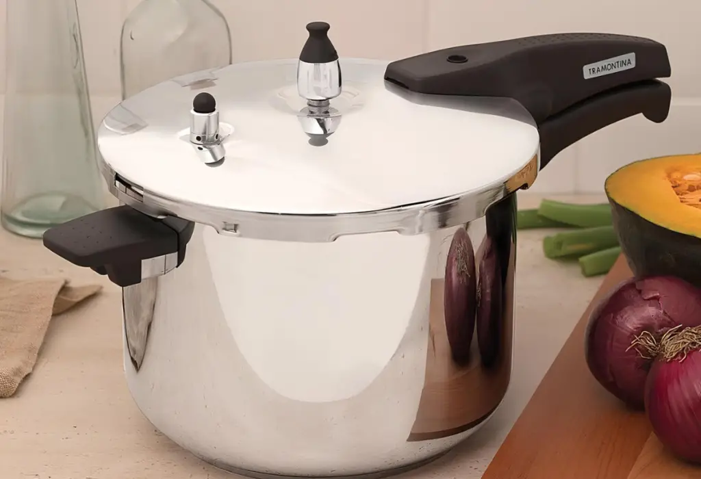 uma panela de pressão de inox.