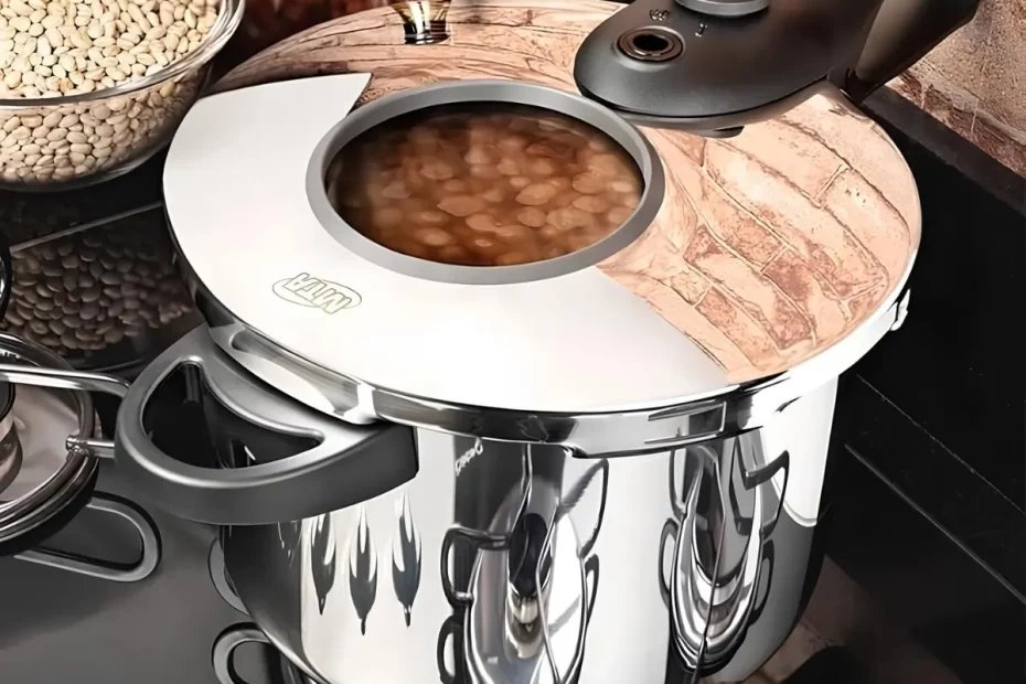 Uma panela de pressão de inox com feijão cozinhando.