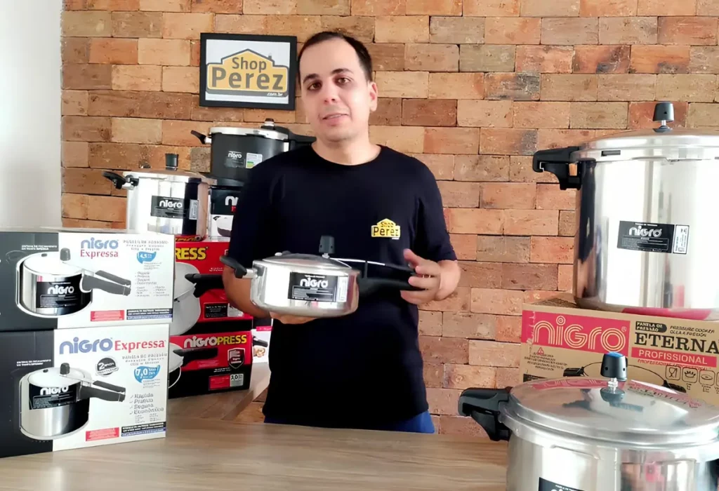 várias panelas de pressão da marca nigro.