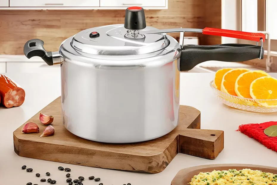 Uma panela de pressão da marca panelux.