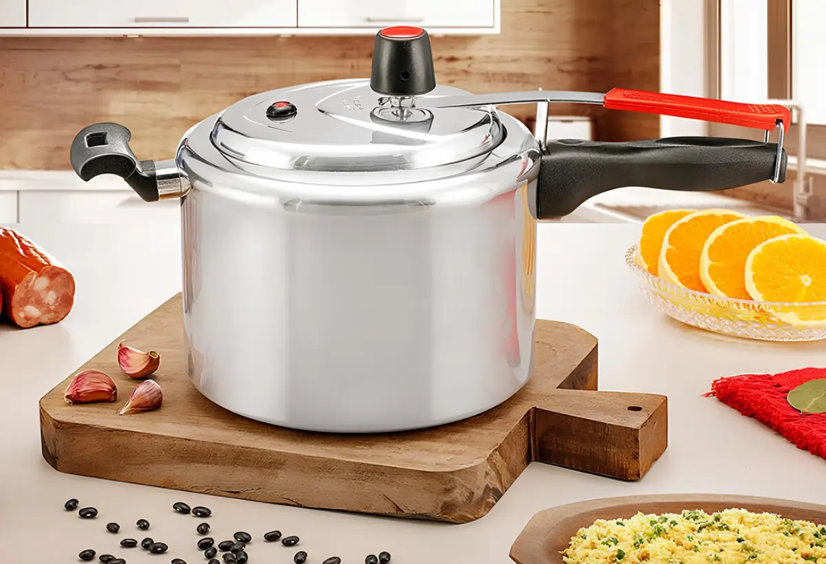 Uma panela de pressão da marca panelux.