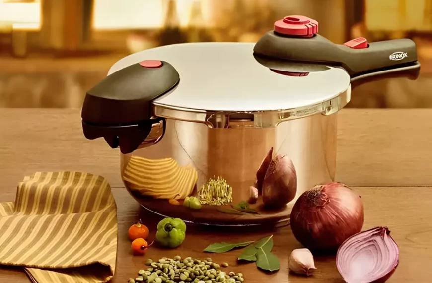 Uma panela de pressão por indução em cima de uma mesa.