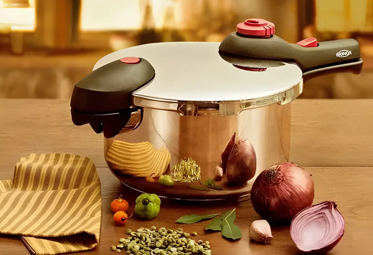 Uma panela de pressão por indução em cima de uma mesa.