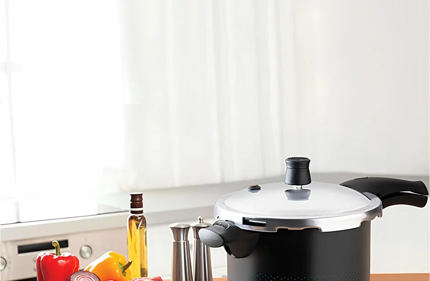 uma panela de pressão em uma de uma bancada.