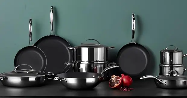 Jogo de panela de titânio em uma bancada.