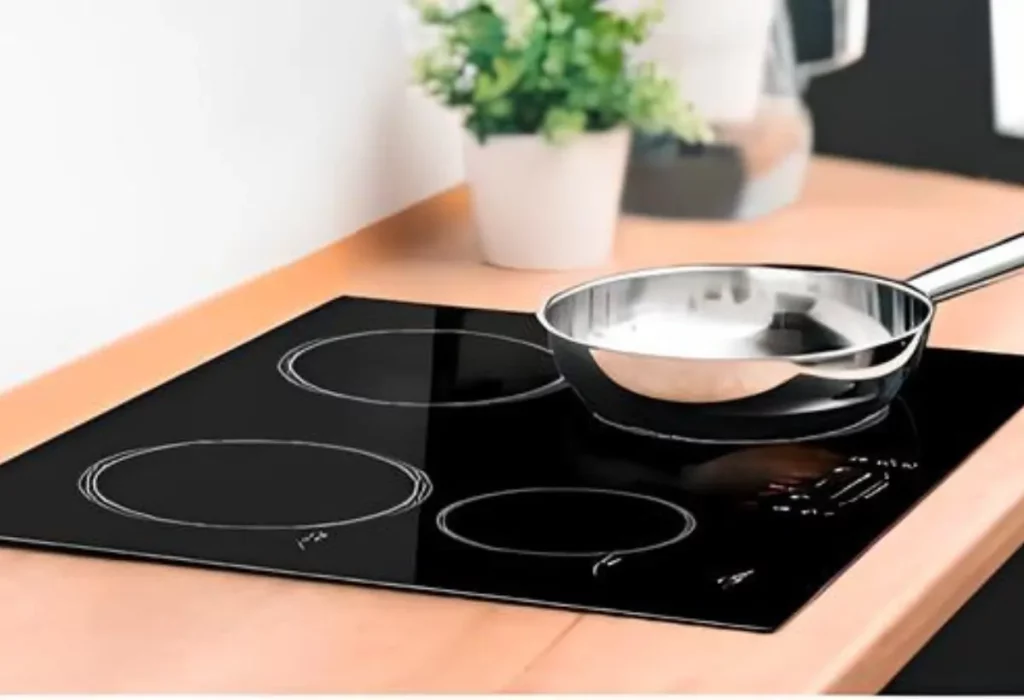 um fogão com panelas para indução.
