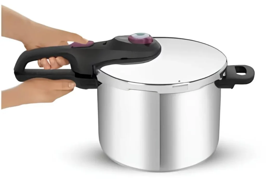 Uma panela de pressão da marca rochedo.