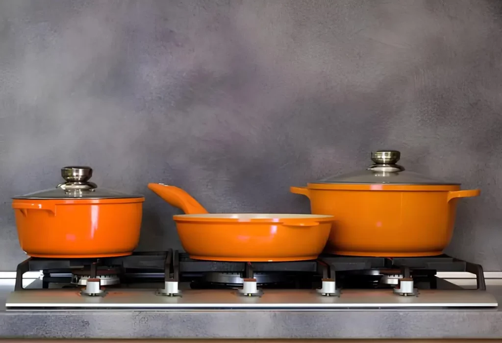 três panelas em cima de um fogão.
