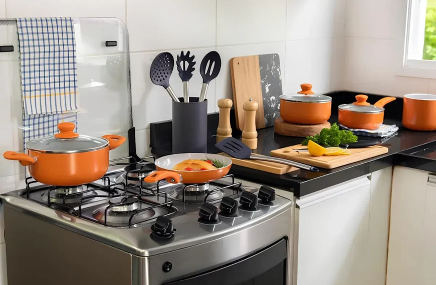 Uma cozinha pequena com jogo de panelas.