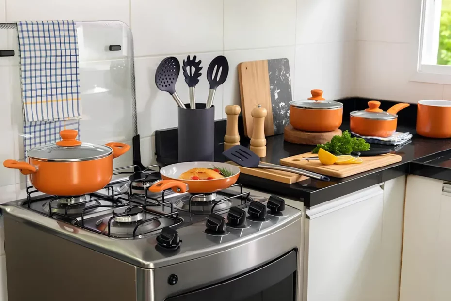 Uma cozinha pequena com jogo de panelas.