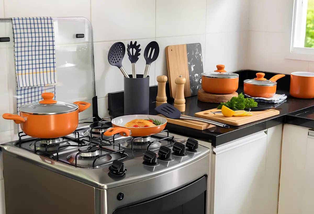 Uma cozinha pequena com jogo de panelas.