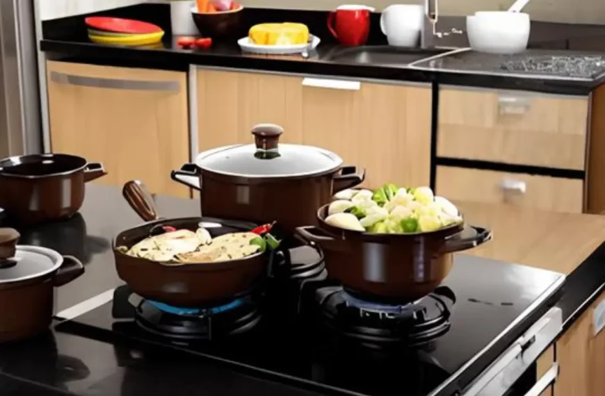 panelas de cerâmicas em cima de um fogão.