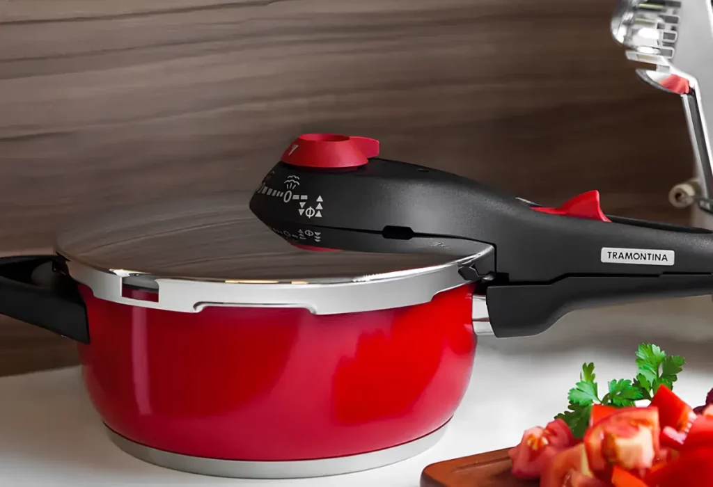Uma panela de pressão da marca tramontina.