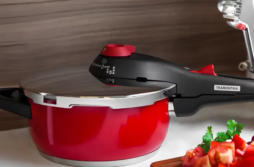 Uma panela de pressão tramontina.