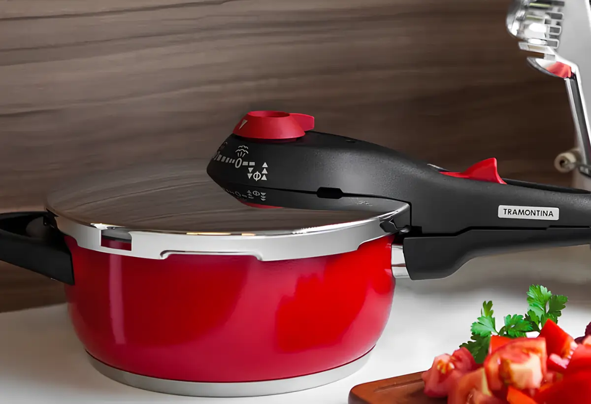 Uma panela de pressão tramontina.
