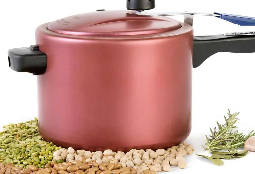 Uma panela de pressão em cima de uma mesa.