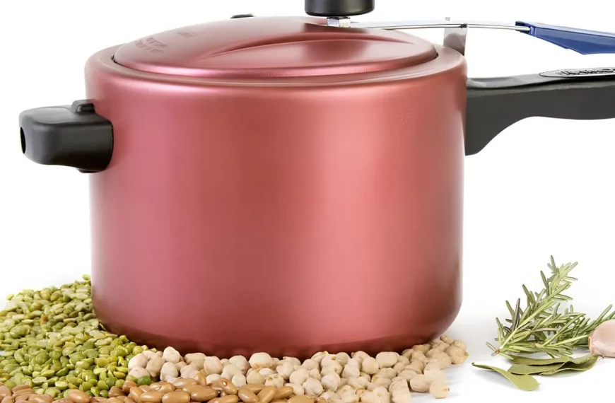 Uma panela de pressão em cima de uma mesa.